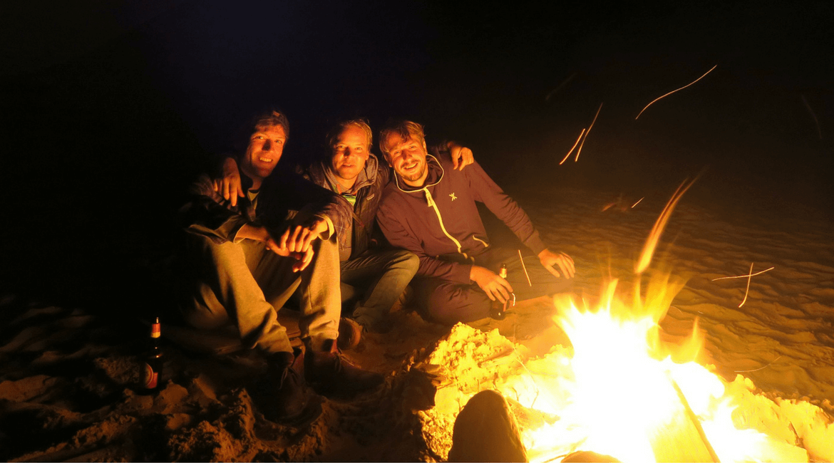 Das beste After Surf Ritual: Julian beim Feuerchen mit seinen Surf Buddies