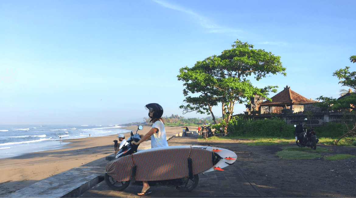 Bali Surfen 1x1: Auf einen Roller mit Boardrack passen bequem zwei Surfbretter