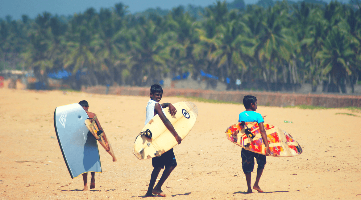 No school no surfing - das wissen die Jungs genau! (Foto: Kovalam Surfclub)