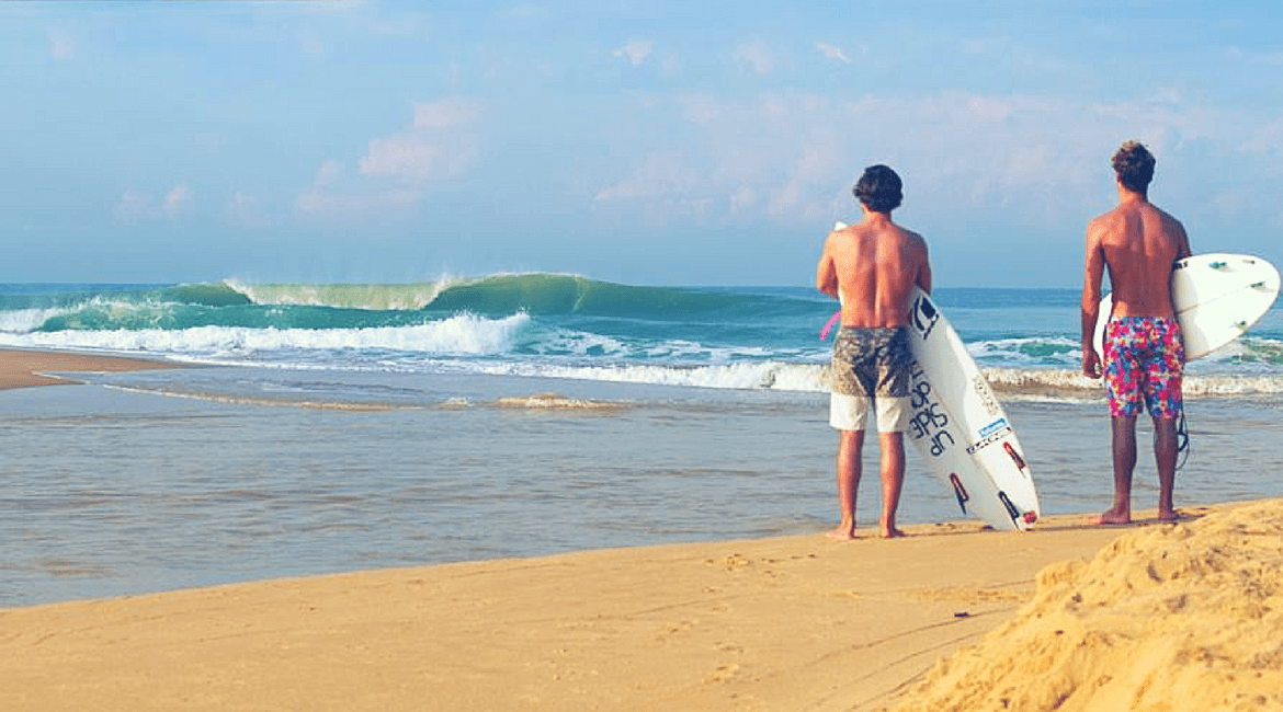 Bring eigenes Surf Equipment mit, damit keine Welle ungeritten bleibt! (Foto: Greg Ewing Photo)