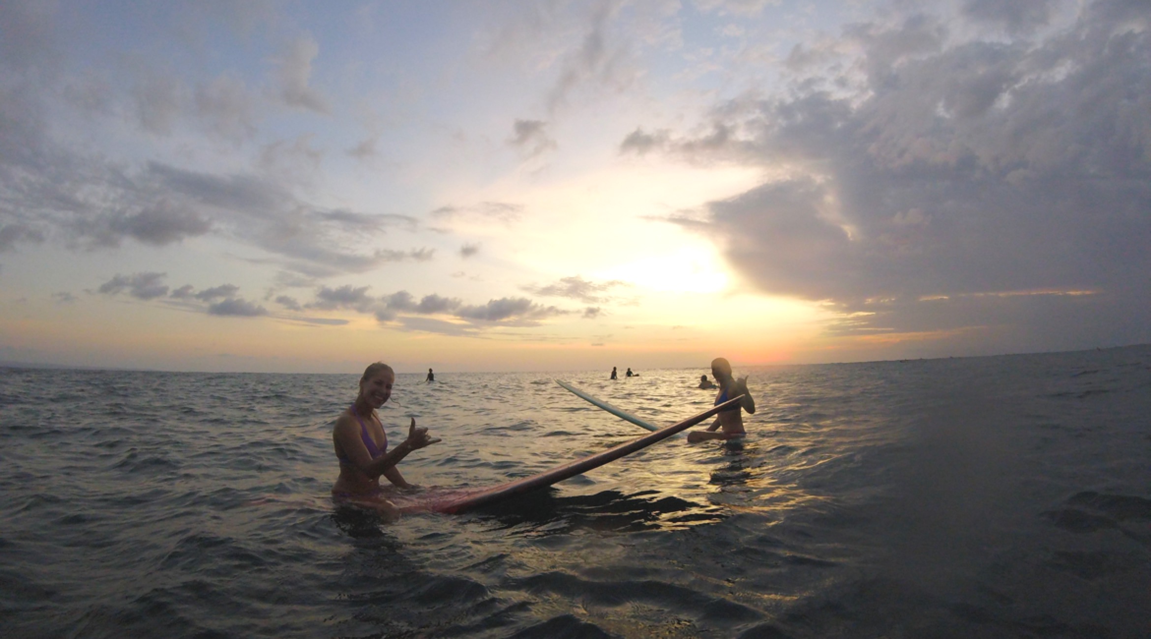 Longboard Session: Marie und Heidi am Batu Bolong Beach (Bali)