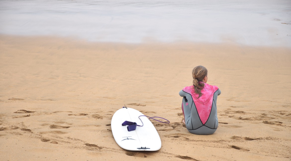 Bulli Surftrip: Neoprenanzug und Surfboard