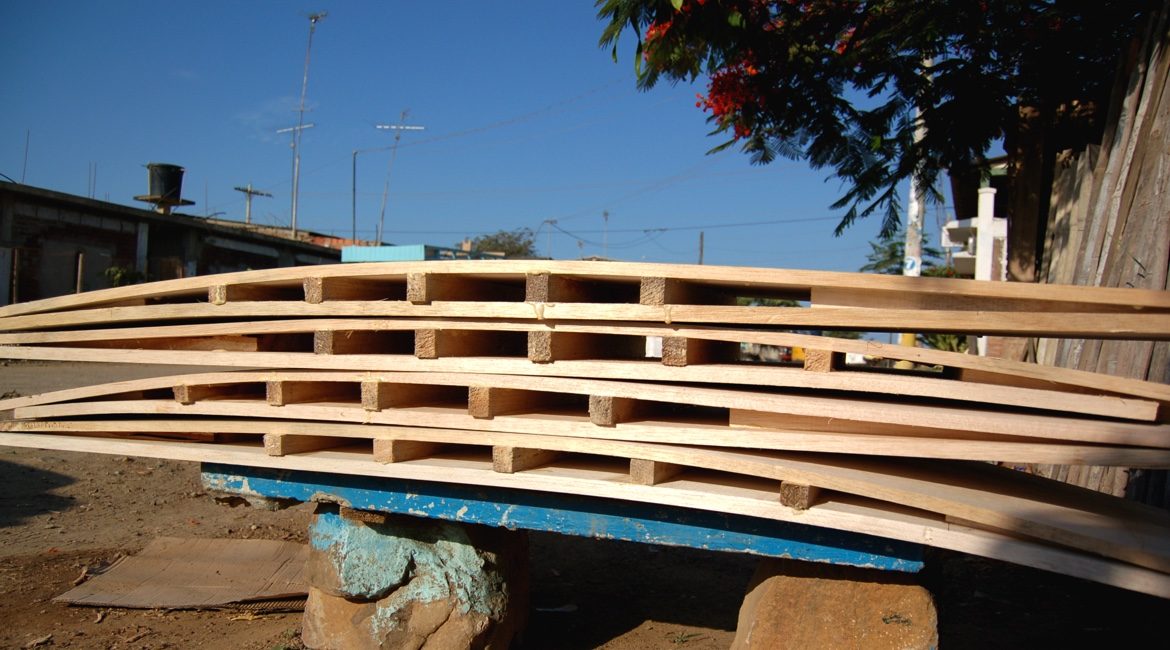 Holz Surfbrett aus Balsaholz in Ecuador