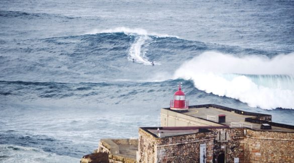 Big Wave Surfen in Nazare Portugal